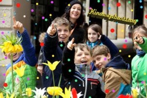Kinder deuten auf etwas